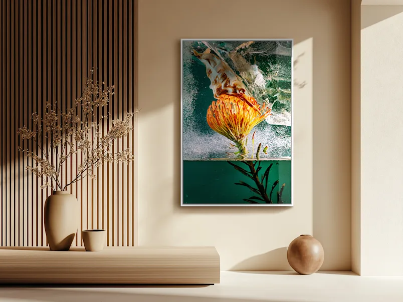 Vue d'angle de l'imprimé Acrylic ultraHD Metallic avec danseuse Gros plan sur la danseuse avec une robe flottante en tissu Acrylic ultraHD Metallic Print.