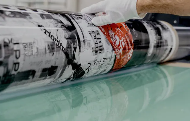 Video | Preview Image | Lab Fotopapier mit Motiv wird auf Acrylglas laminiert.