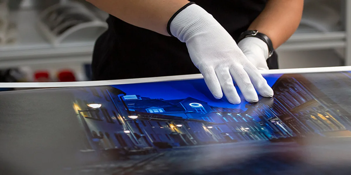 LP | B2B | Form Section Manufacturing of a photo print in our photo lab.
