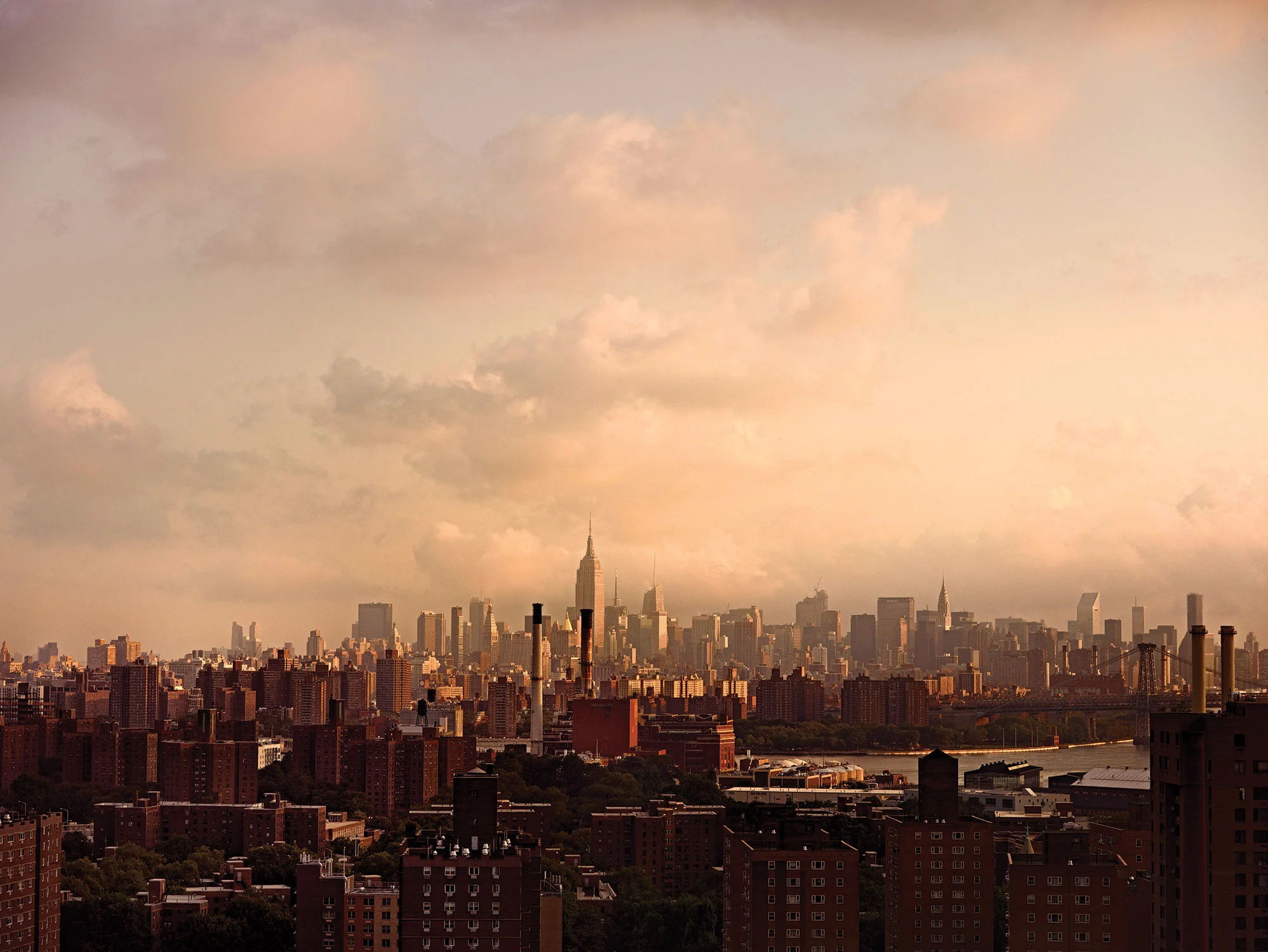 Skyline von New York bei Sonnenuntergang mit Empire State Building und Hochhäusern im Hintergrund. Skyline von New York bei Sonnenuntergang mit Empire State Building und Hochhäusern im Hintergrund.