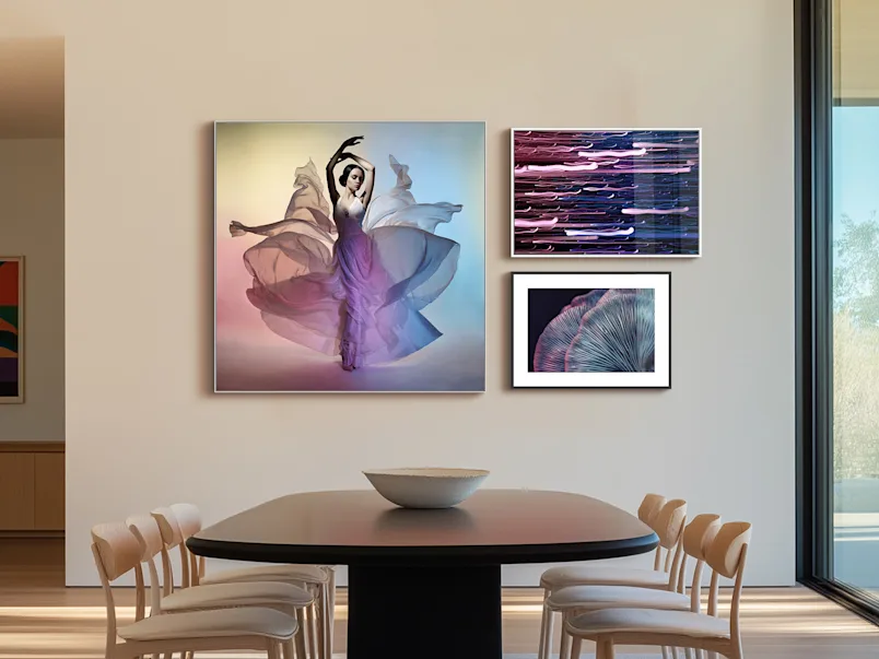 Accrochage de divers imprimés métalliques ultraHD Acrylic Diverses images éblouissantes de couleurs comme des impressions métalliques ultraHD acryliques sur un mur.