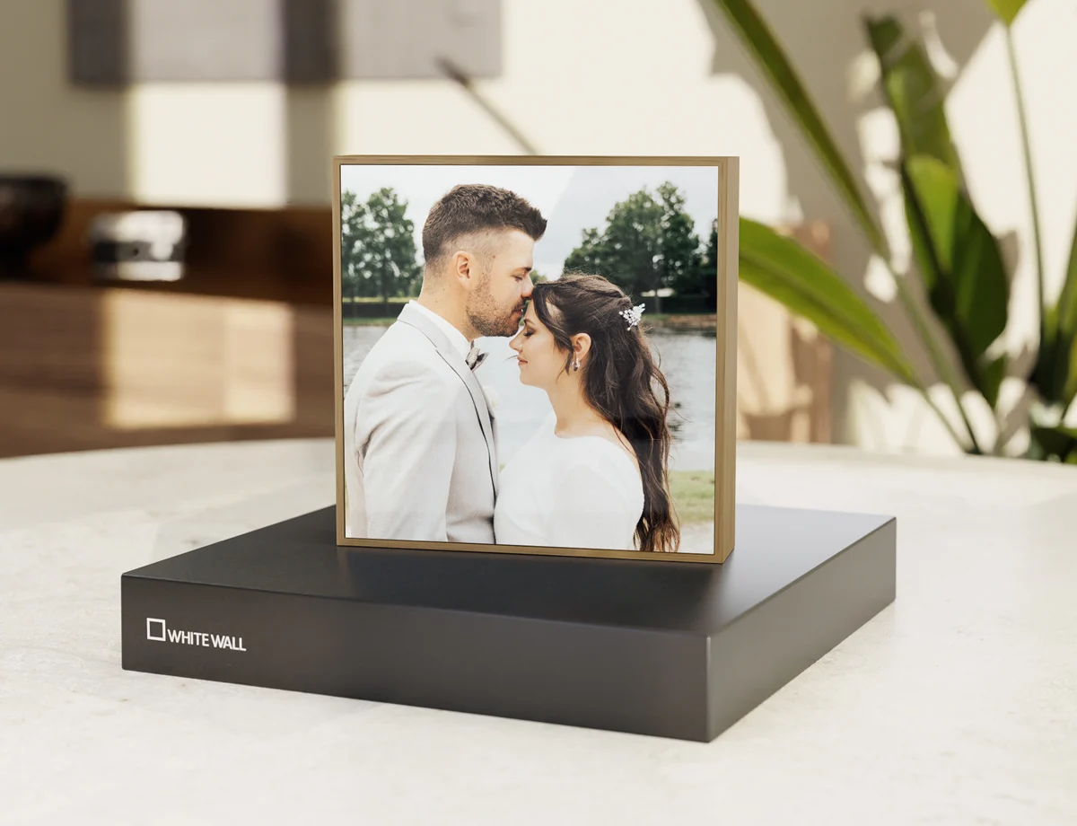 Couple de mariés se tenant l'un à côté de l'autre dans ArtBox Geschenk-Edition. Couple de mariés se tenant l'un à côté de l'autre dans ArtBox Geschenk-Edition.