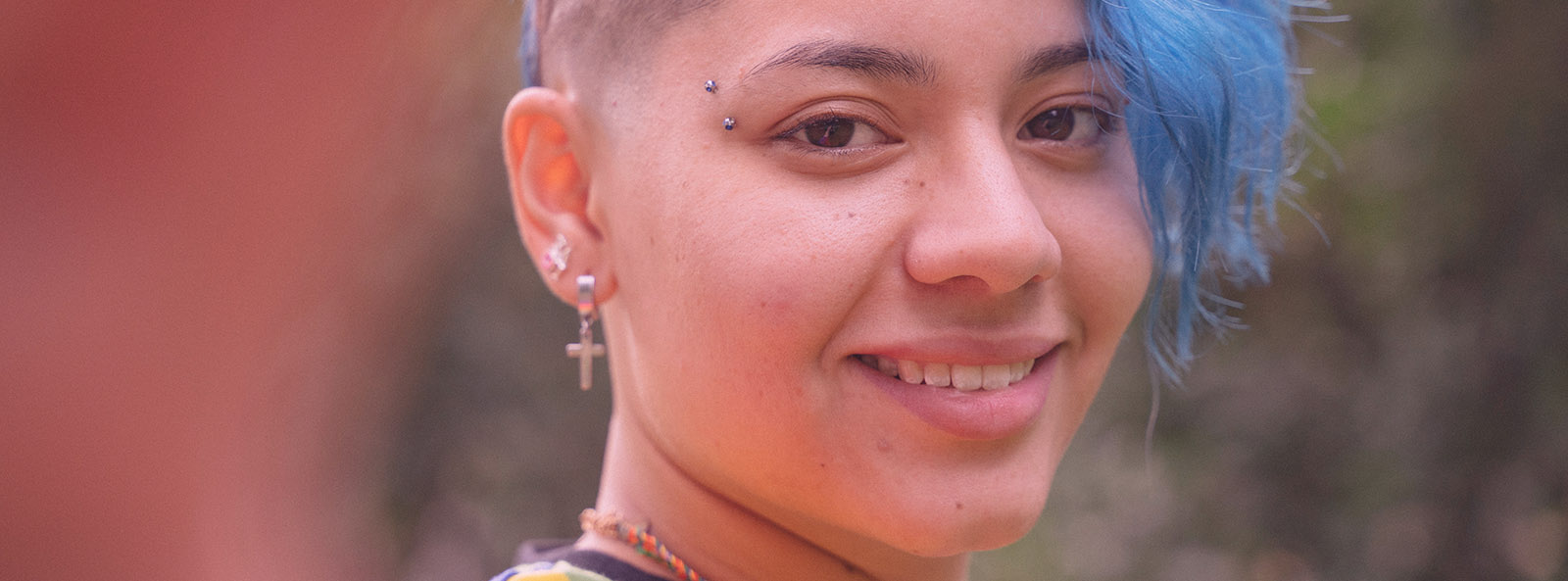 Niña queer sonriendo