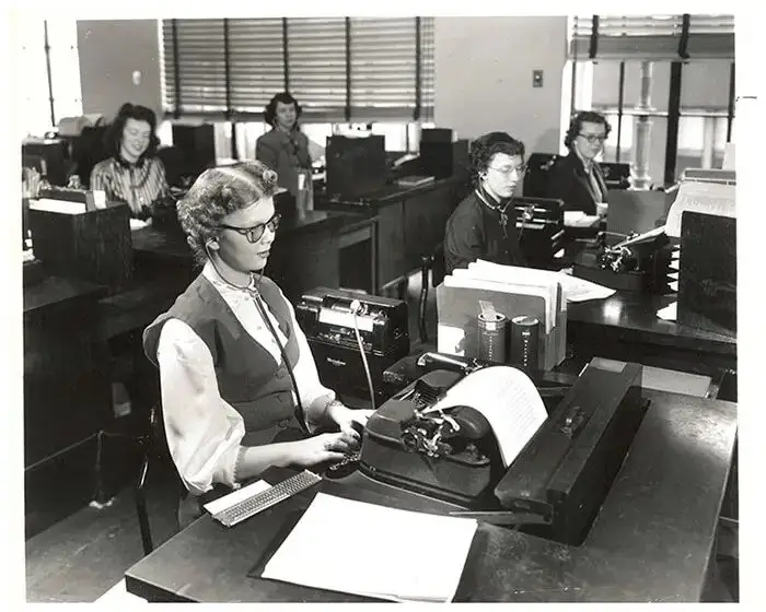 Jane Dotson, la prima dipendente non vedente di P&G, è stata assunta nel 1950 e ha lavorato nel reparto trascrizioni degli uffici generali.