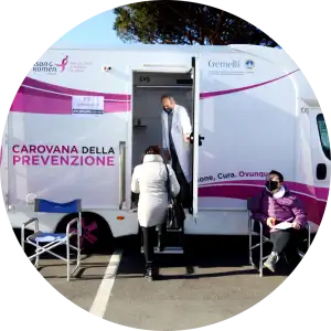 Donna che entra nel camper di Komen Italia