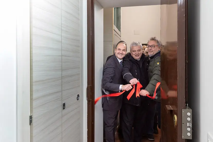 Una foto di Riccardo Calvi, Saverio Serranò e del Cardinale Konrad Krajewski nella “Lavanderia di Papa Francesco e servizio docce” di Napoli.