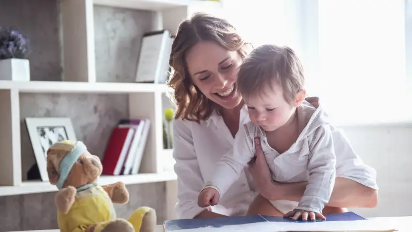 Una mamma dedica del tempo al proprio bambino.