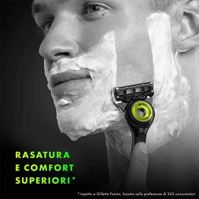 Un uomo si rasa la barba con il nuovo Gillette Labs