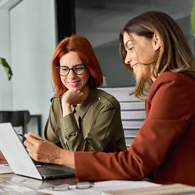 Due colleghe collaborano e comunicano efficacemente sfruttando le loro doti di intelligenza emotiva