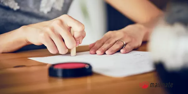 書類のやり取りにおいて押印を必要とする「ハンコ文化」