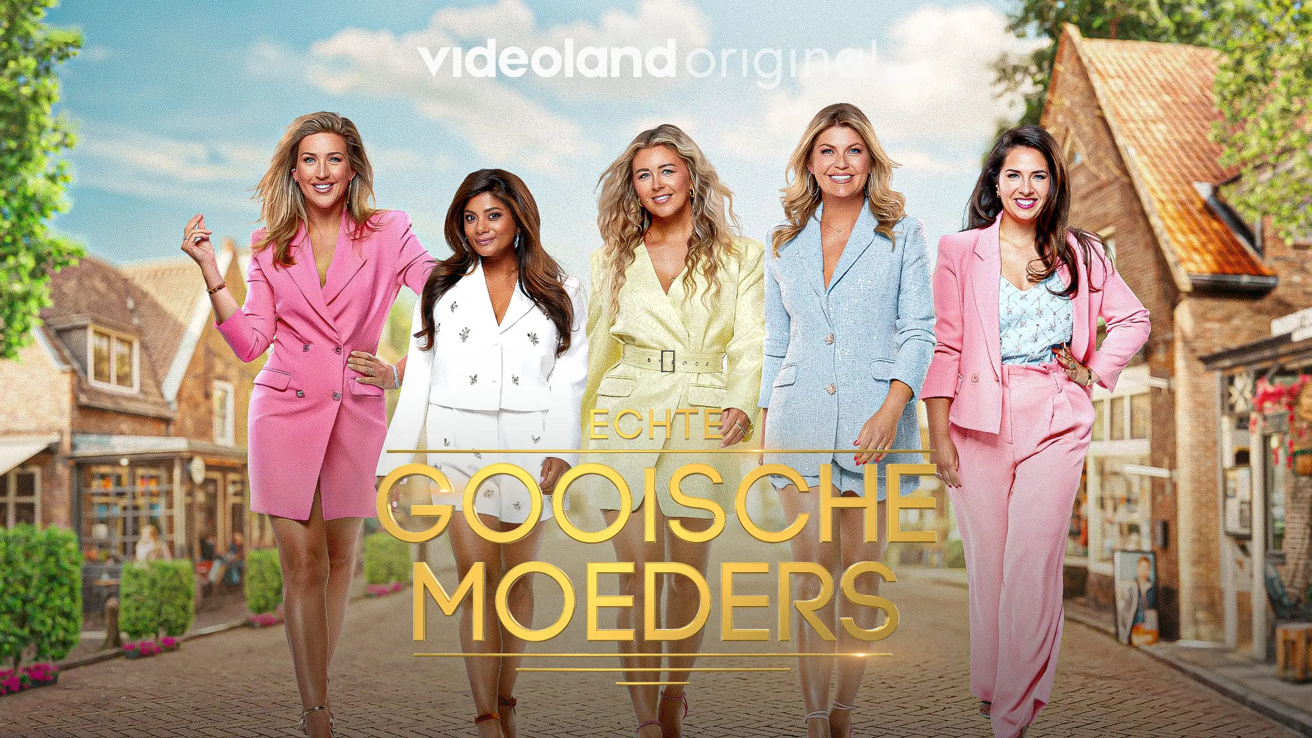 Logo van de Videoland reality serie 'De Golden Bachelor' met in de achtergrond presentactrice Chantal Janssen en de Golden Bachelor die op een rode loper lopen midden in een Italiaans, heuvelachtig landschap.