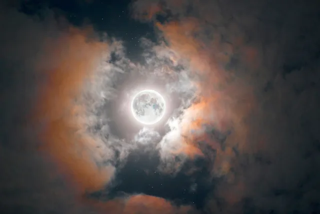 Mondfotografie mit Wolken von Darya Kawa Mirza.