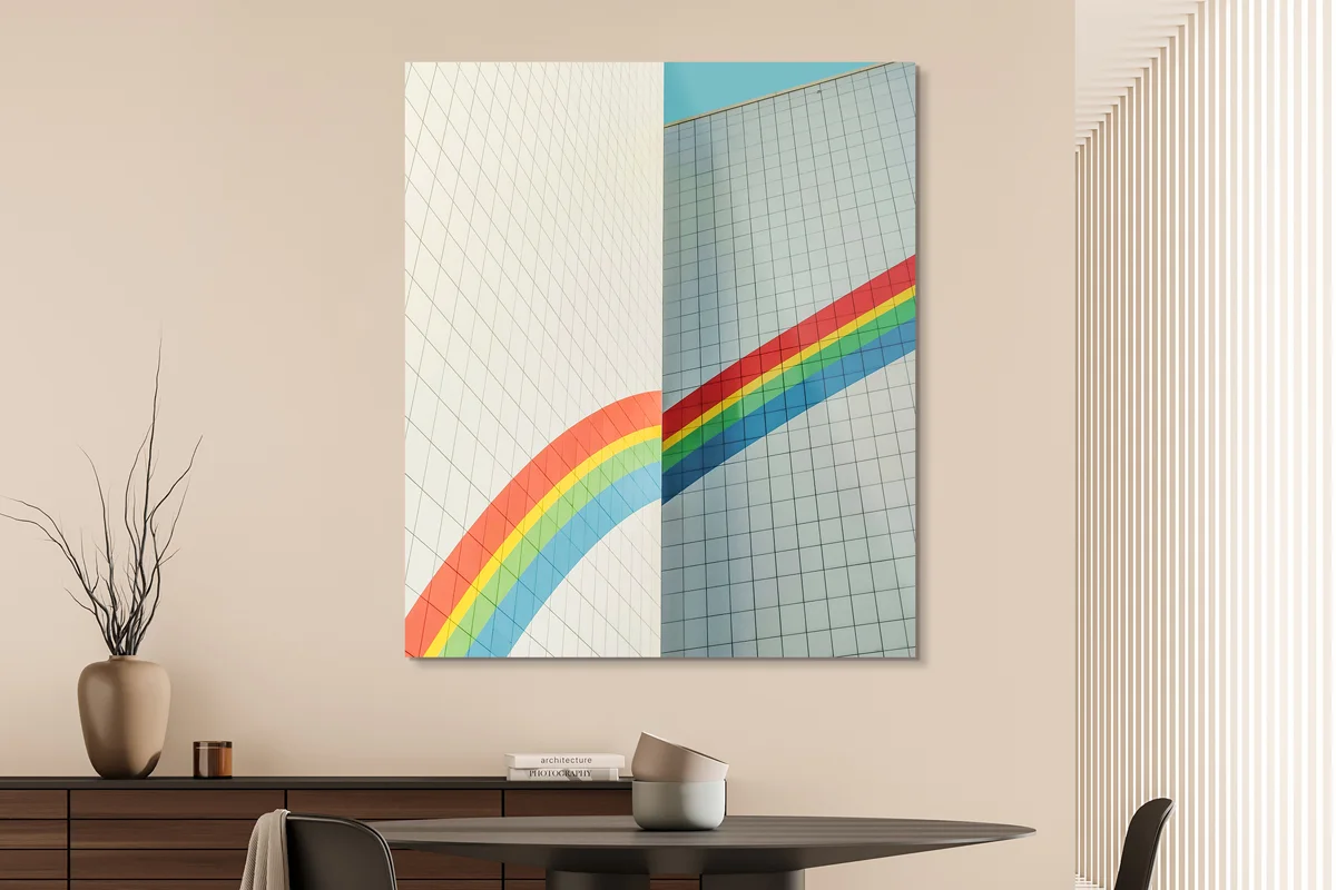 Wand mit Kunstwerken von Matthias Heiderich.