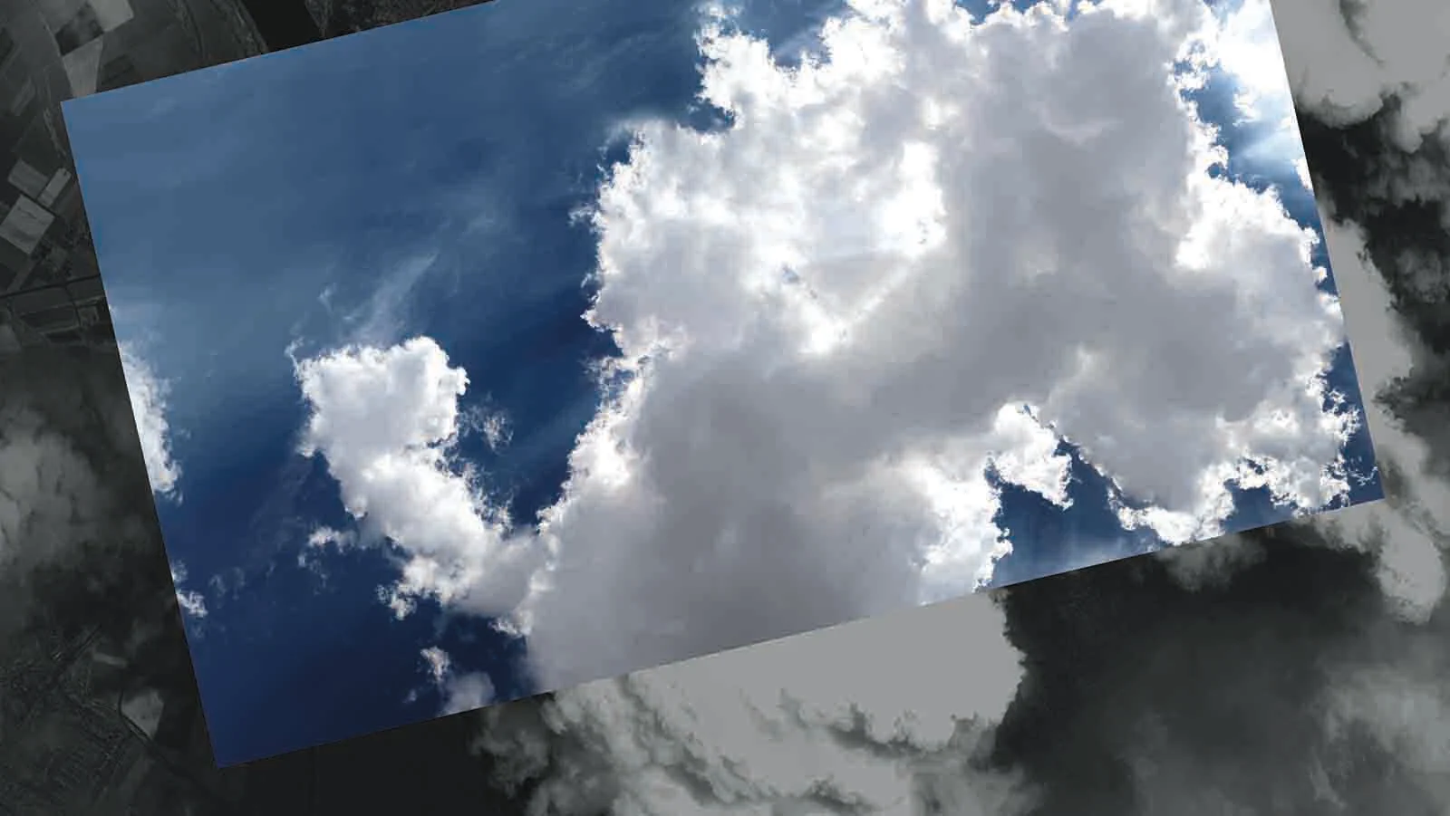 Wolken vor tiefblauem Himmel, schräge Perspektive.