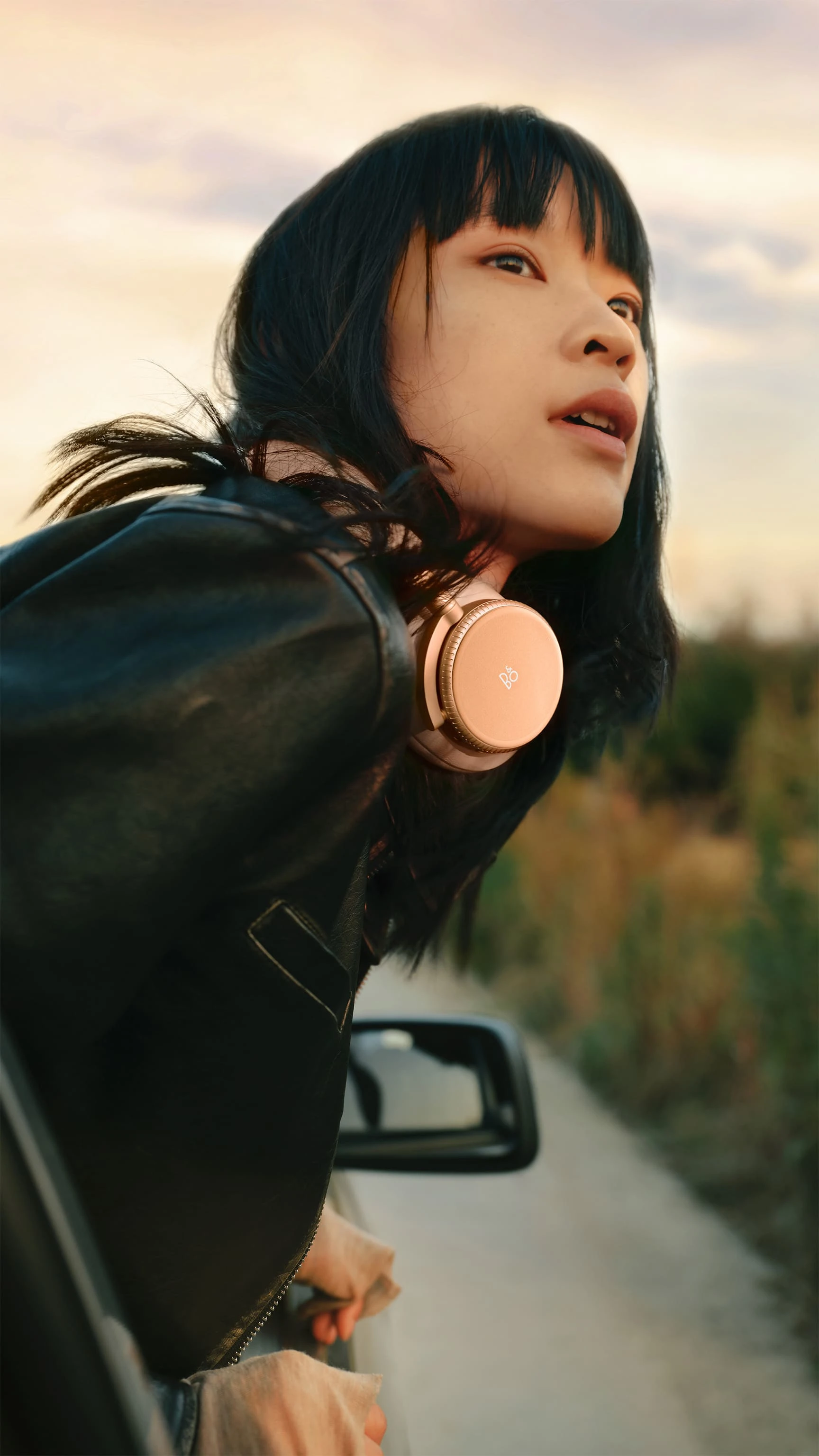 Beoplay H100 apricot on worman