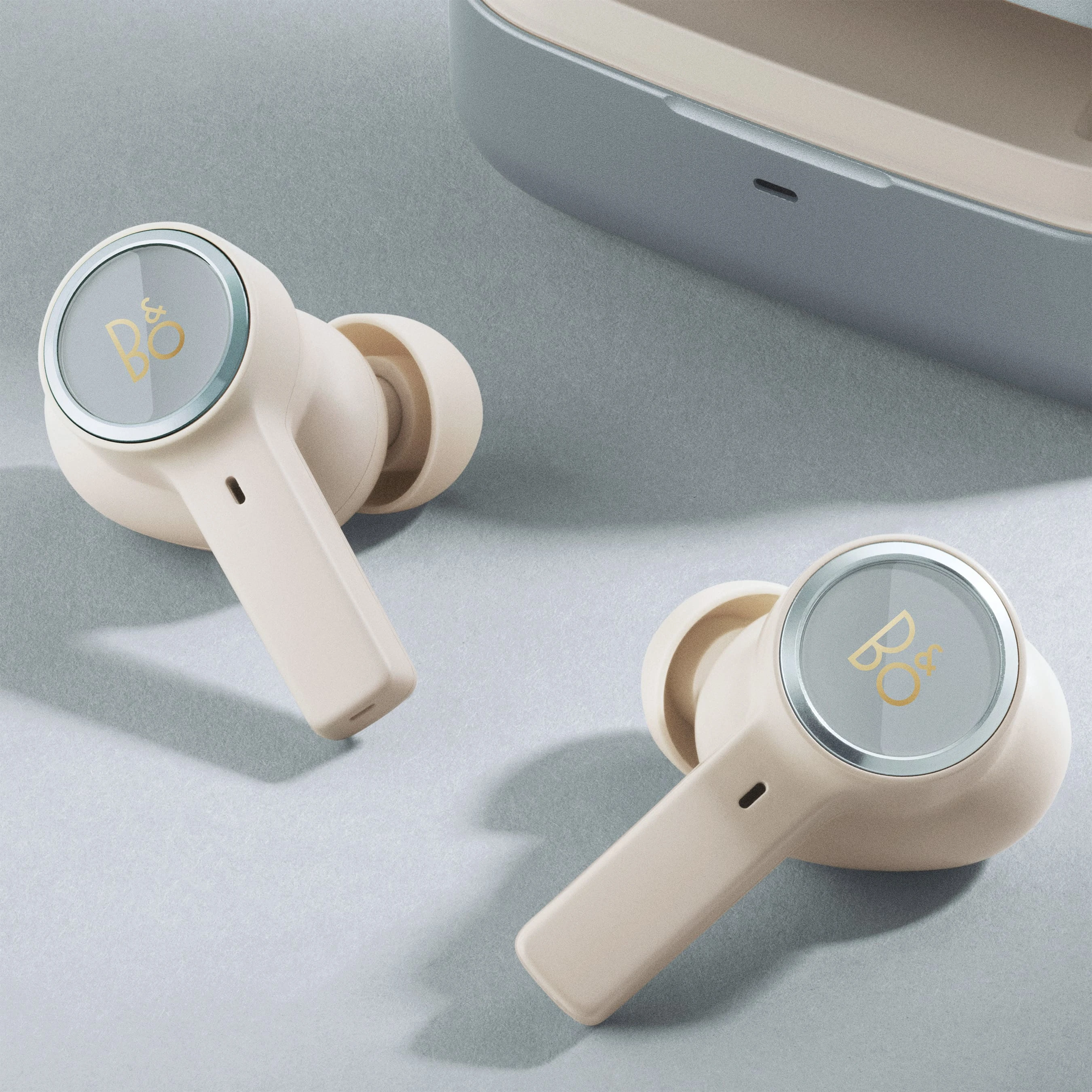 Close up image of a Beoplay EX Atelier Editions earbuds and case in Hazey Blue