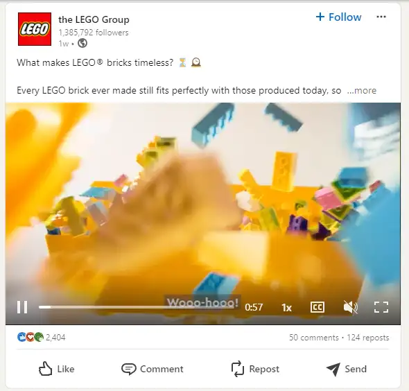 Captură de ecran cu un videoclip LinkedIn nativ postat de The LEGO Group.