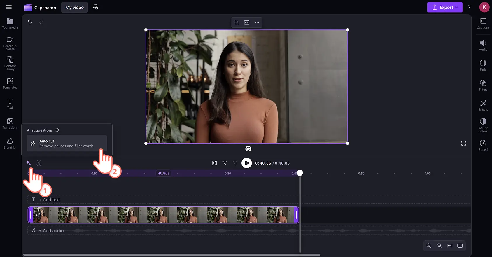 Clipchamp 비디오 편집기에서 반짝임 아이콘과 자동 잘라내기 단추를 클릭하는 사용자. 