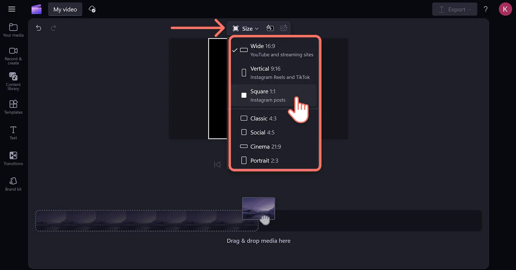 Un usuario seleccionando una relación de aspecto para Instagram usando el redimensionador de vídeo en el editor de vídeo Clipchamp.