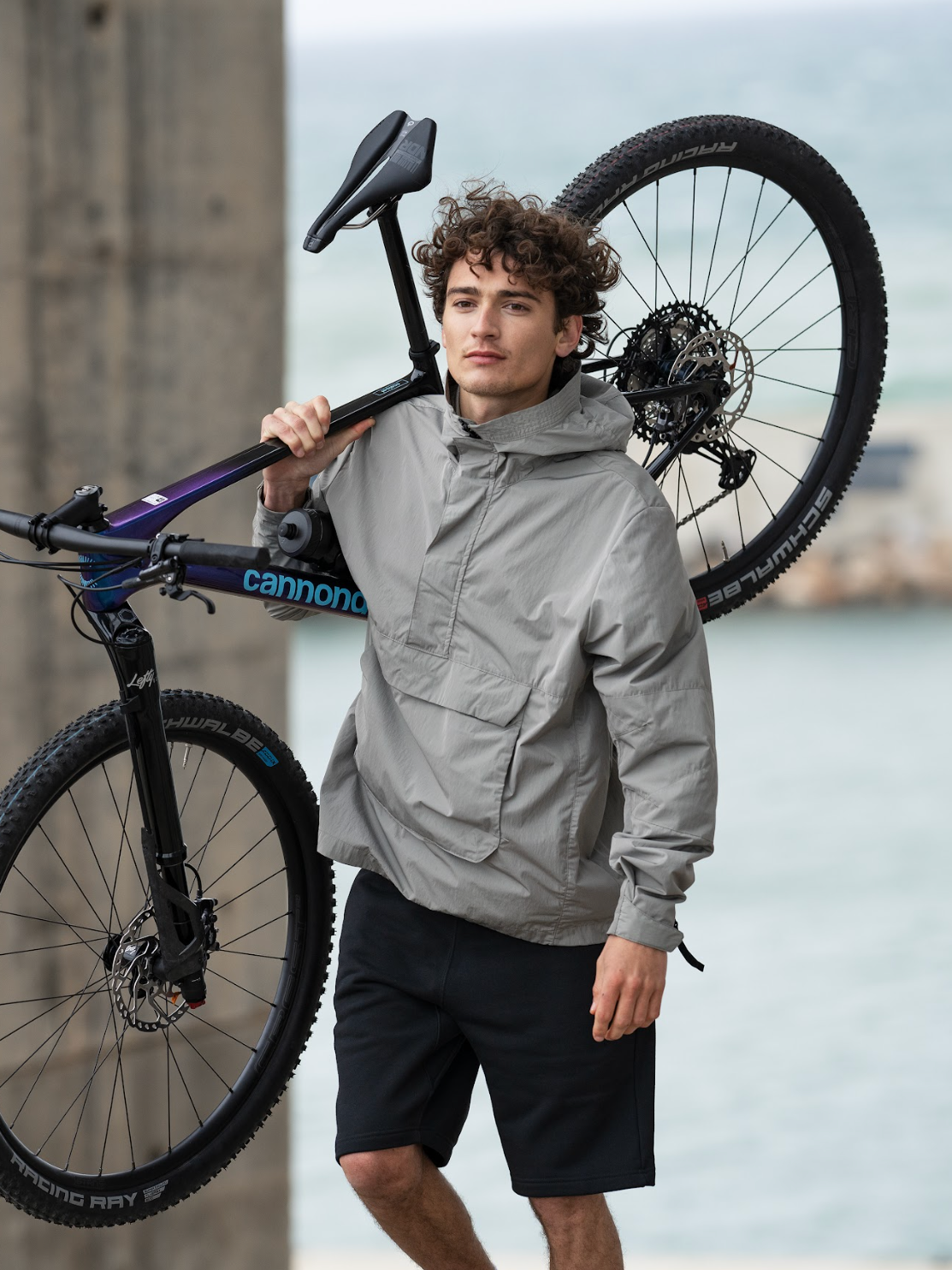 Mann mit Fahrrad auf der Schulter