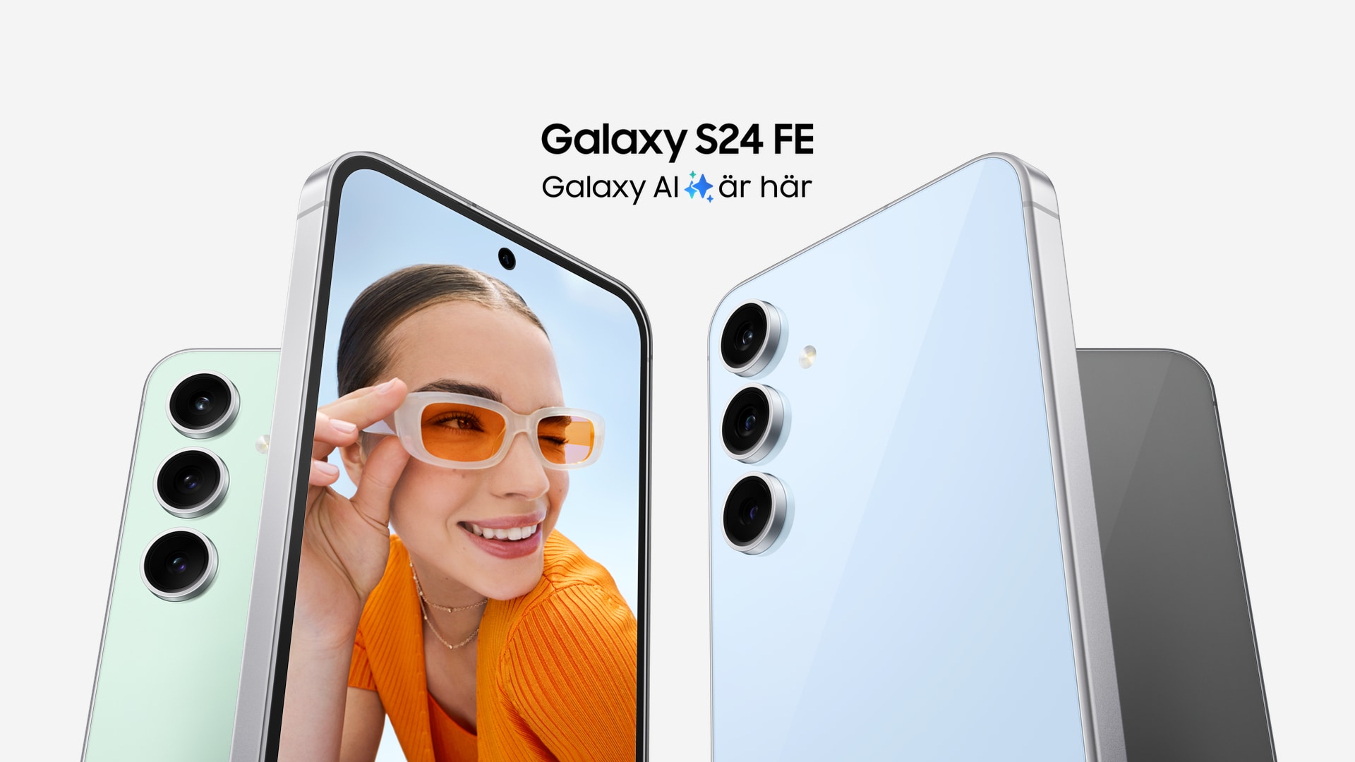 Samsung Galaxy S24 FE, fyra mobiler i olika färger på rad, baksida med tre kameror och blixt, framsida med bakgrundsbild föreställande kvinna i solglasögon, modellnamn och "Galaxy AI är här" i text