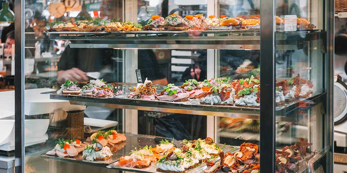 Smørrebrød i mathallen Torvehallerne, i København Torvehallerne, København