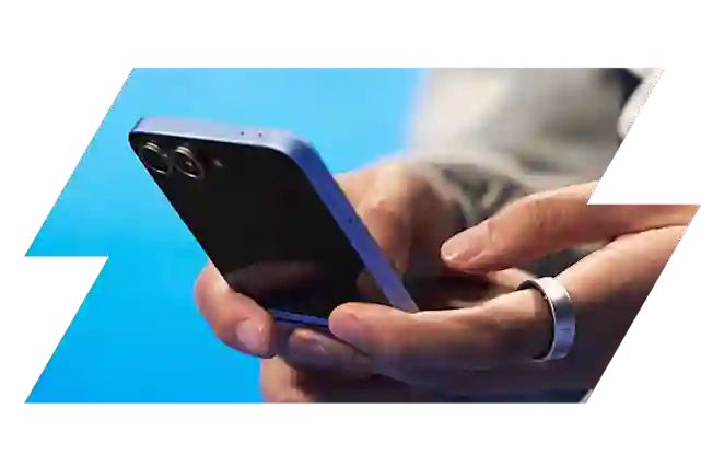 Samsung flip6 -älypuhelin käytössä kädessä. Vasemmassa etusormessa Galaxy-älysormus.
