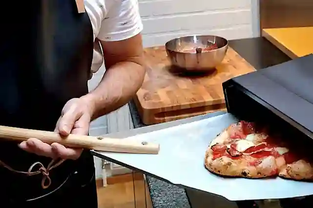 Harri Syrjänen testaa pizzauunia.