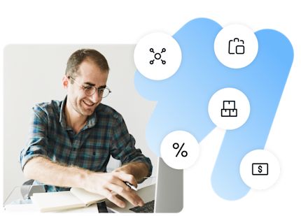 Ein Mann lächelt, während er an einem Laptop an einem Schreibtisch arbeitet. Neben ihm befinden sich fünf Icons, die verschiedene Geschäftsfunktionen darstellen: ein Integrationsicon, eine Einkaufstasche, gestapelte Kisten, ein Prozentzeichen und eine Dollarnote. Der Hintergrund besteht aus einem blauen Farbverlauf, der diese Symbole verbindet.