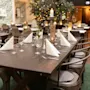 Et pent dekket spisebord i en koselig restaurant med stemningsfull belysning og festlig dekor.