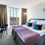 Superior room med fönster, tv, arbetsplats och säng på Clarion Hotel Stockholm