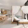 En træliggesofa med hvide gardiner vender mod et moderne spa-område med en lille pool, barområde med skamler og dekorative lamper. Blød belysning fremhæver den rolige atmosfære.