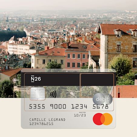 Transparente N26-Debitkarte mit einem Hintergrundbild, das die Stadt Lyon zeigt.