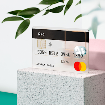Carta N26 standard sopra un mattone con il miglior logo della banca di Forbes.