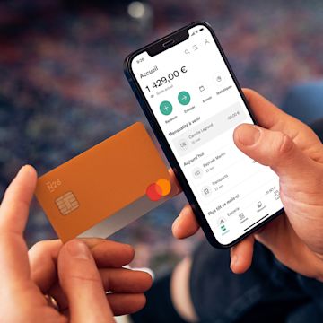 Image montrant une personne avec une carte de débit N26 et l'application N26 affichant le flux de compte avec la liste des transactions.