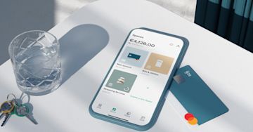 Espacios en la app de N26 y una tarjeta N26 en una mesa.