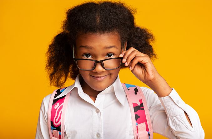Fille portant des lunettes