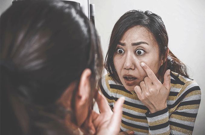 ผู้ติดต่อสามารถติดอยู่ในดวงตาของคุณได้หรือไม่?