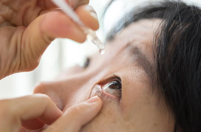 緑内障治療に点眼薬を使用している女性