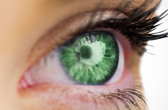 persona con ojos verdes