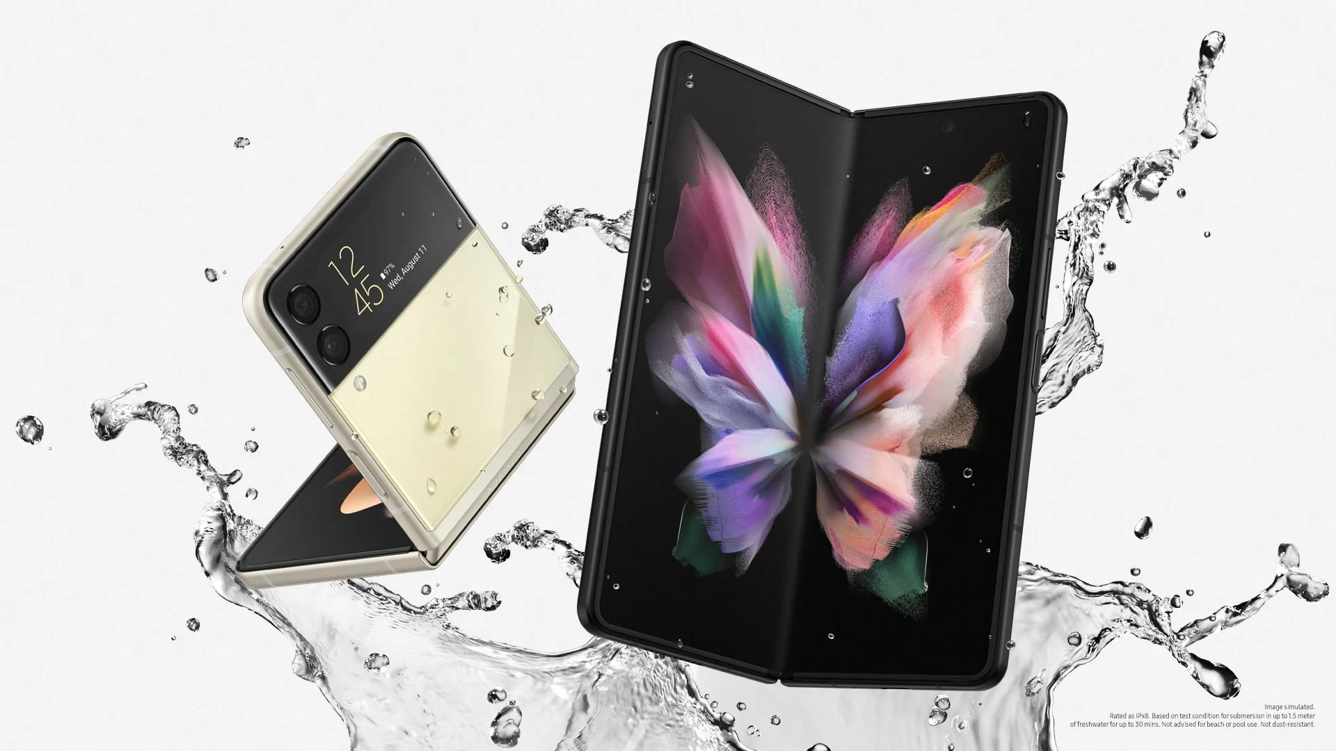 Galaxy Z Fold3 och Galaxy Z Flip3 i en vattenpöl
