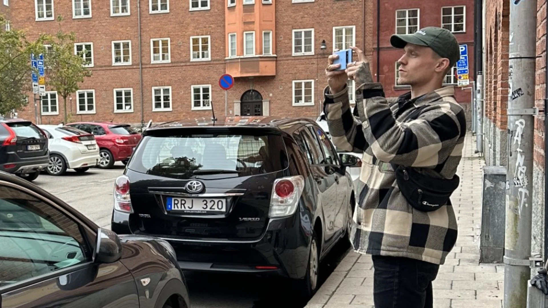 Adam testar Pixel 8 Pro