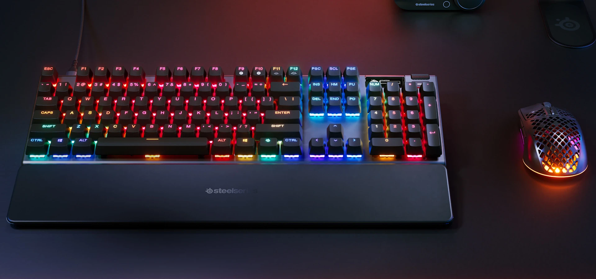 Klawiatura Apex Pro Gen 3 podświetlana kolorami RGB, a obok niej mysz z podświetleniem RGB.