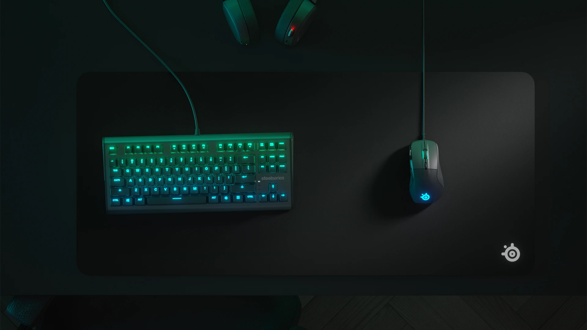 RGB klavye ve QcK Heavy mousepad'in fareyle birlikte üstten görünümü; her şey yeşilin tonlarında