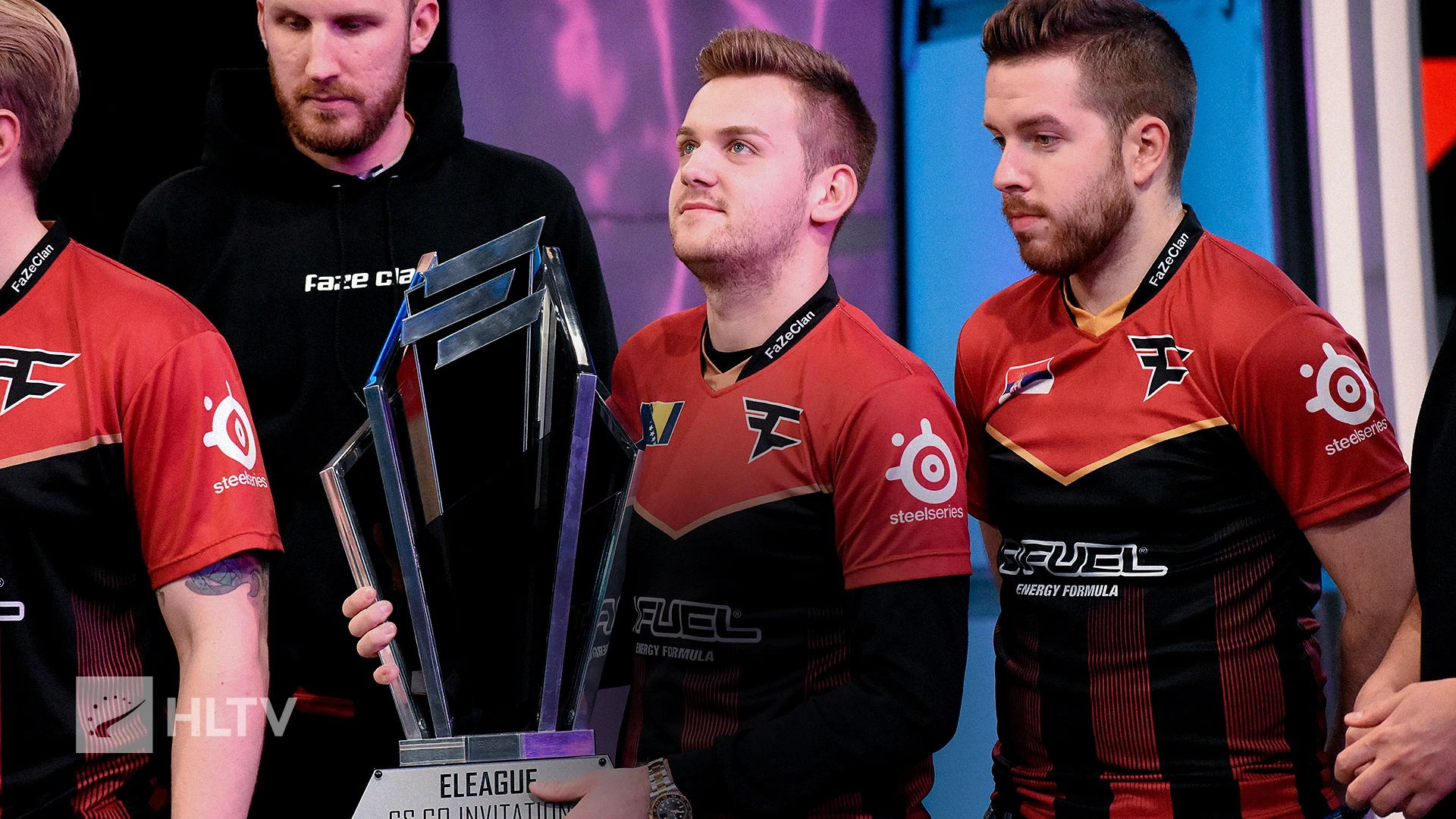 Bir throphy tutan Faze klan oyuncusu.