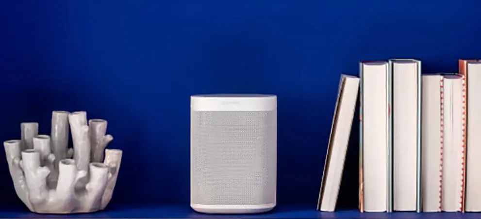 sonos speaker in een boekenkast