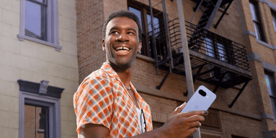 Man met Google Pixel 9a