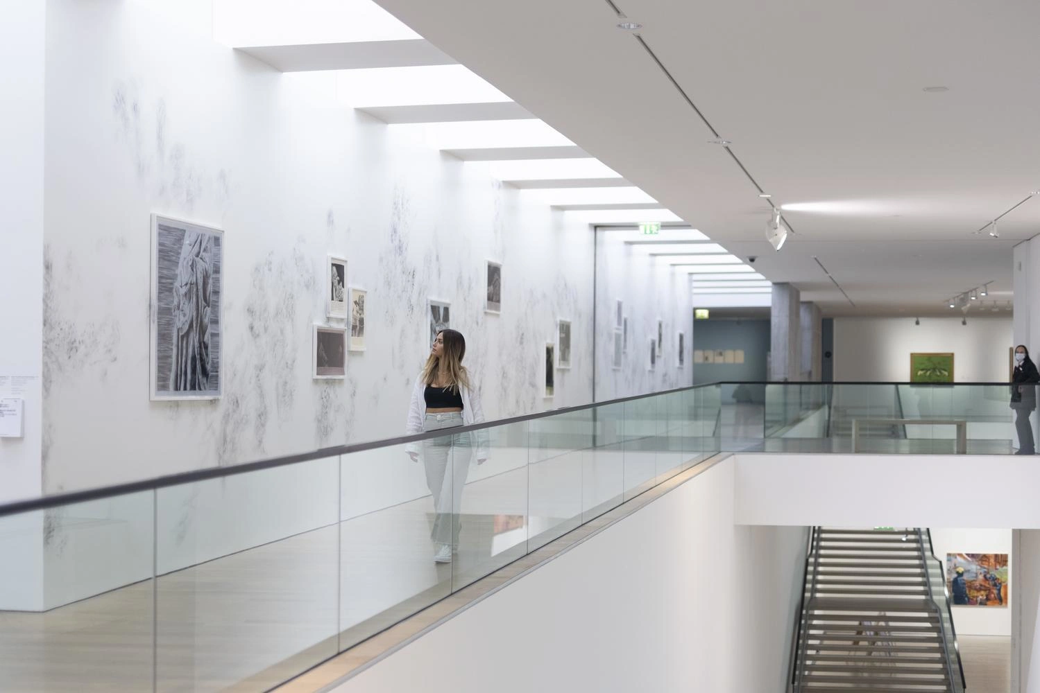 Besuch einer Kunstausstellung auf mehreren lichtdurchfluteten Etagen.